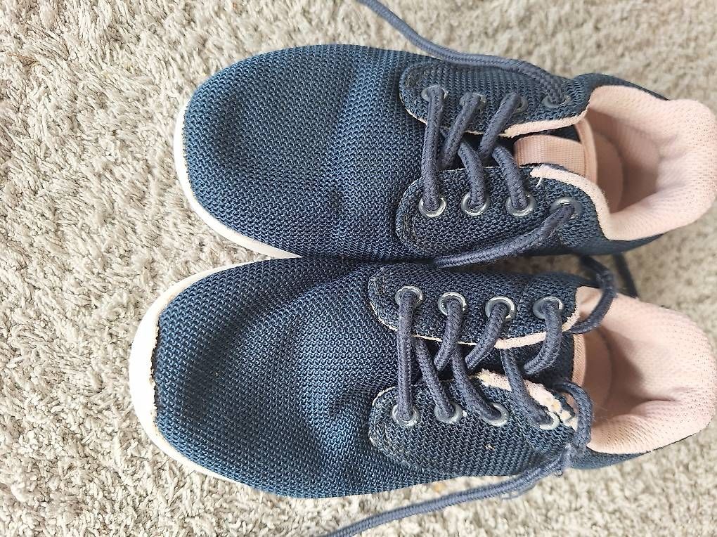 Schuhe für Mädchen: Chaussures taille 29 – Gebraucht aus Corcelles NE von joh_9vj9