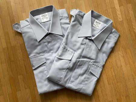 Uniform, 2 Hemden, Langarm, Militär, 30 Jahre alt.