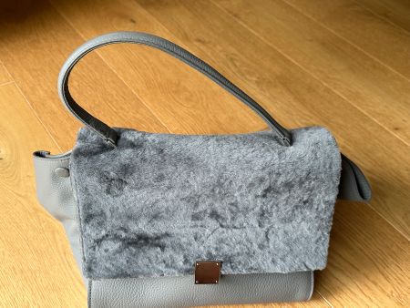 Graue Leder Tasche mit Fell
