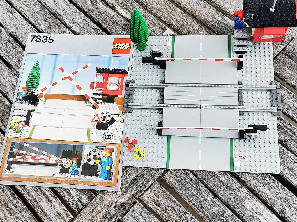 Lego Jeux de construction: LEGO 7835 Train 4.5 V Bahnübergang – D'occasion à Ermatingen par Irem77 1