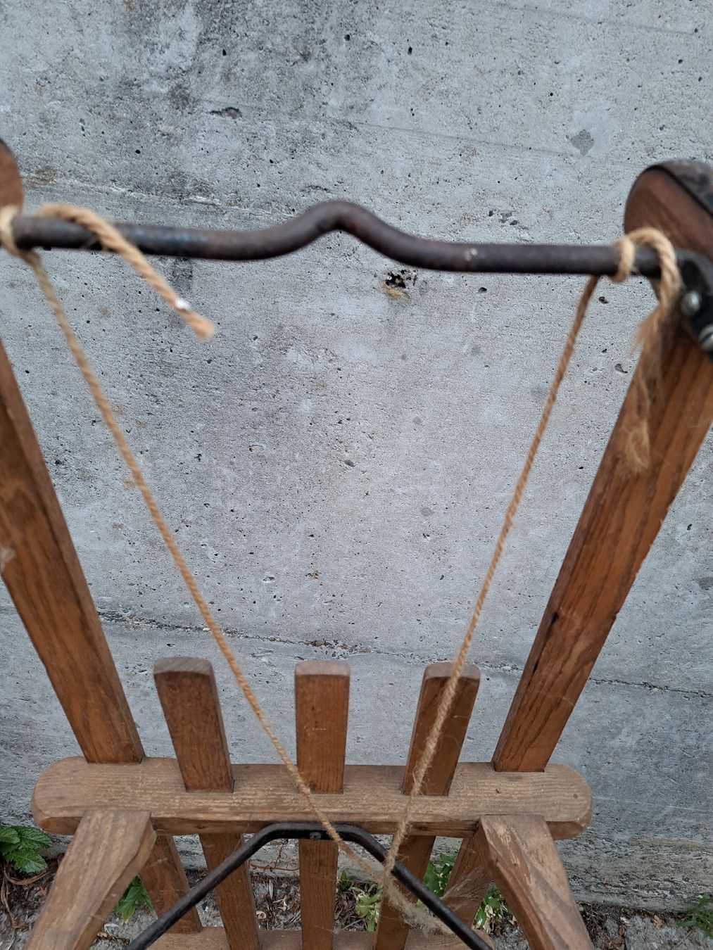 Slitta: Zwei Holzschlitten mit Seil – Usato da Wisen SO venduto da dow_g796 2