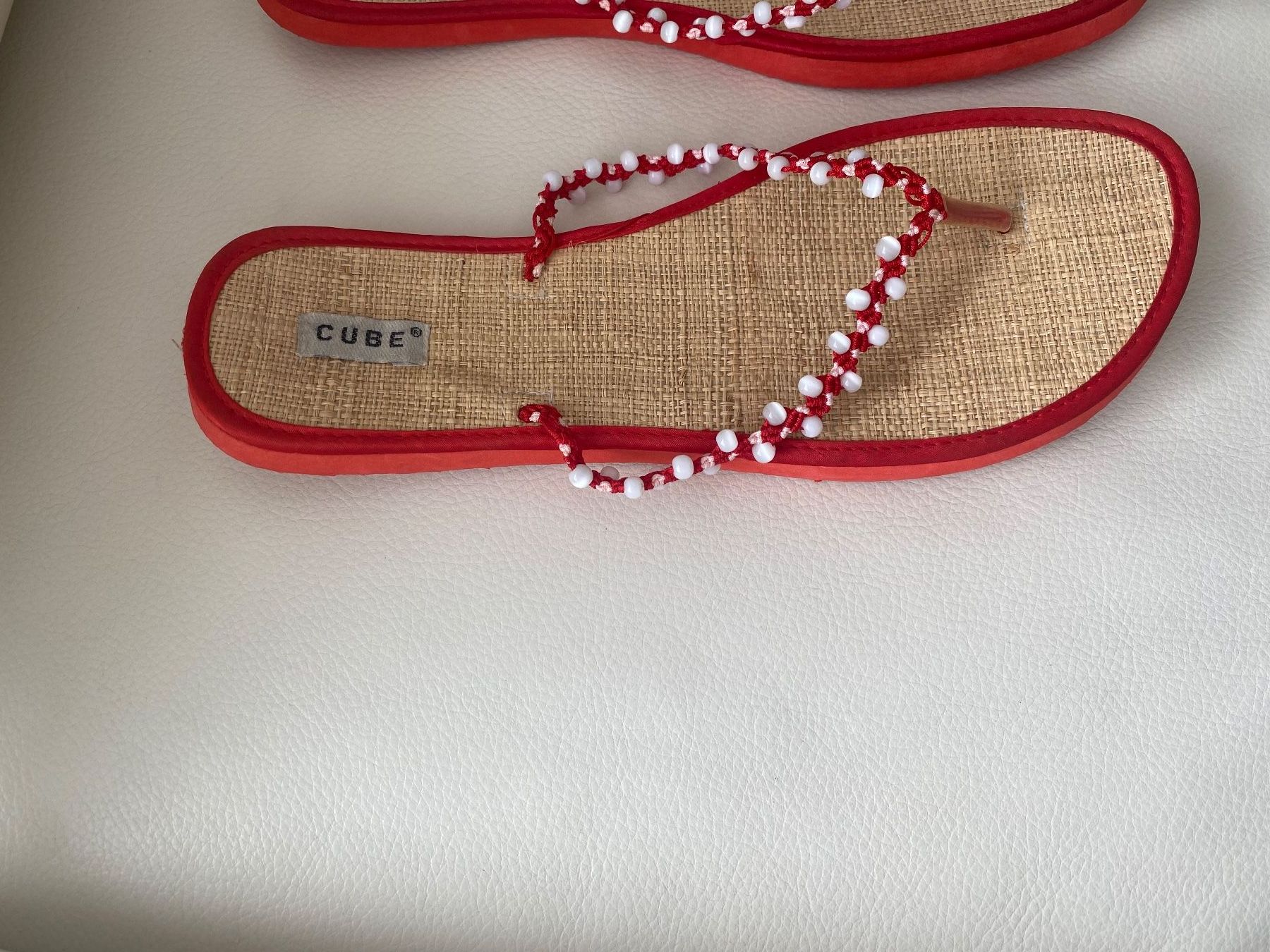 Cube Damenschuhe: SUMMERTIME - stilvolle/leichte Flip-Flops mit Perlen, rot,38 – Gebraucht aus Winkel von ferrari2022 2