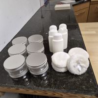 Puderdosen, Quasten, Duschmittelflaschen
