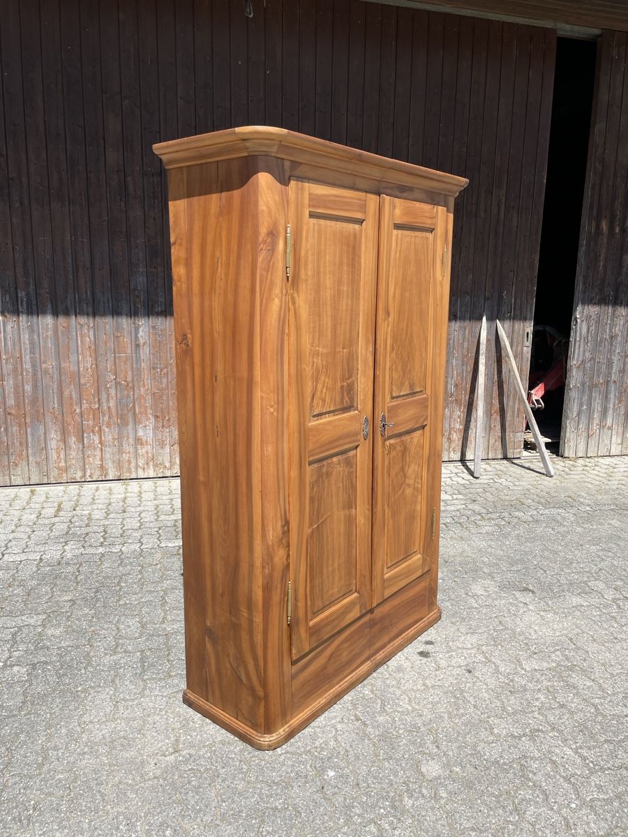 Schränke: Antiker Biedermeier Schrank aus Nussbaum – Gebraucht aus Biel/Bienne von Fluse