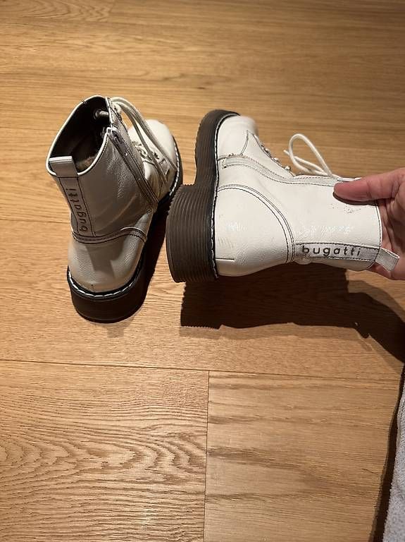Damenschuhe: Damen Winterschuhe Bugatti Weiss – Gebraucht aus Appenzell von kim_rw28