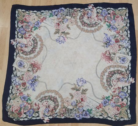 Foulard carré motif floral et éventails bleu ( défauts)