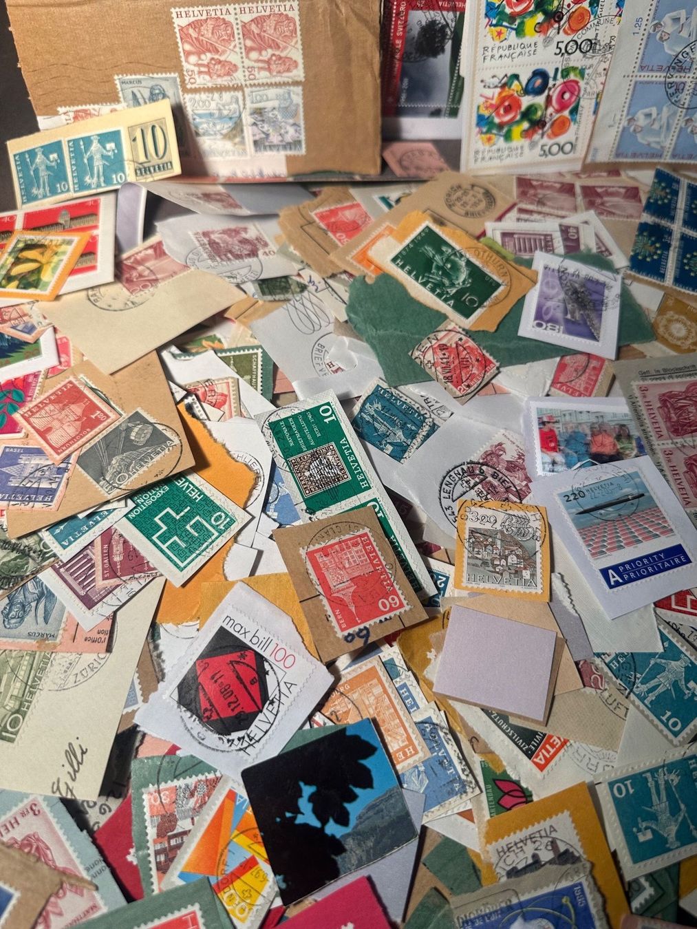 Tutti i francobolli: XXL Karton Briefmarken zum Ablösen – Usato da Stettfurt venduto da 2442 2