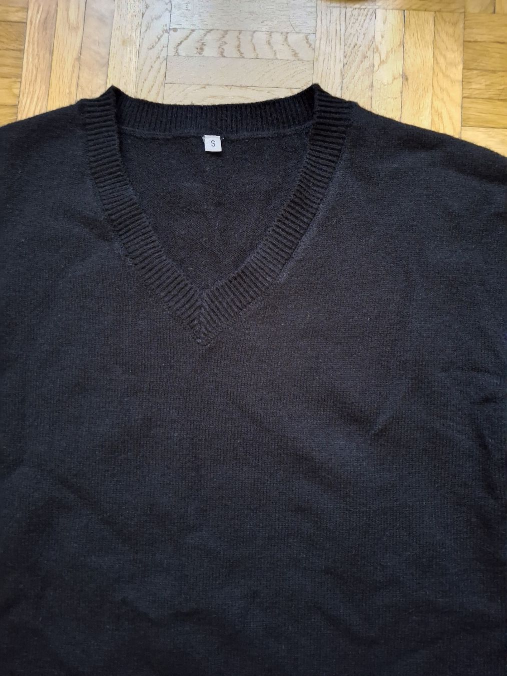 Maglioni & Felpe: Pull col en V noir taille S – Nuovo (secondo la descrizione) da La Tour-de-Peilz venduto da AliciaaG 1