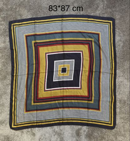 Foulard carré en soie 83×87 cm