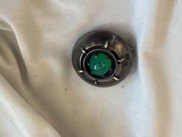 Brosche  mit grünem Stein, Material unbekannt