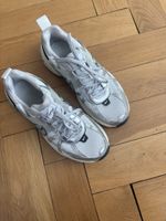Nike Sneaker Modell V2K Run silber weiss guter Zustand