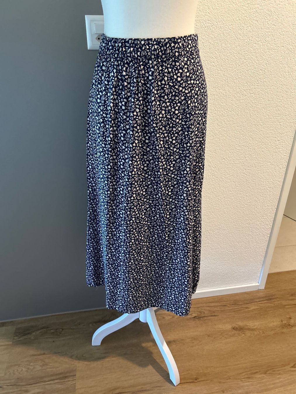 C&A Jupes: Maxi Rock dunkelblau Blumenmuster von C&A – D'occasion à Brunnen par Nala2929 1