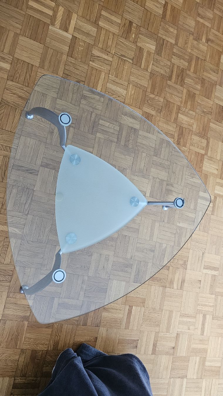 Tavoli: Couchtisch Dreieck Design, Top Zustand, – Usato da Allschwil venduto da bar_csw9 1