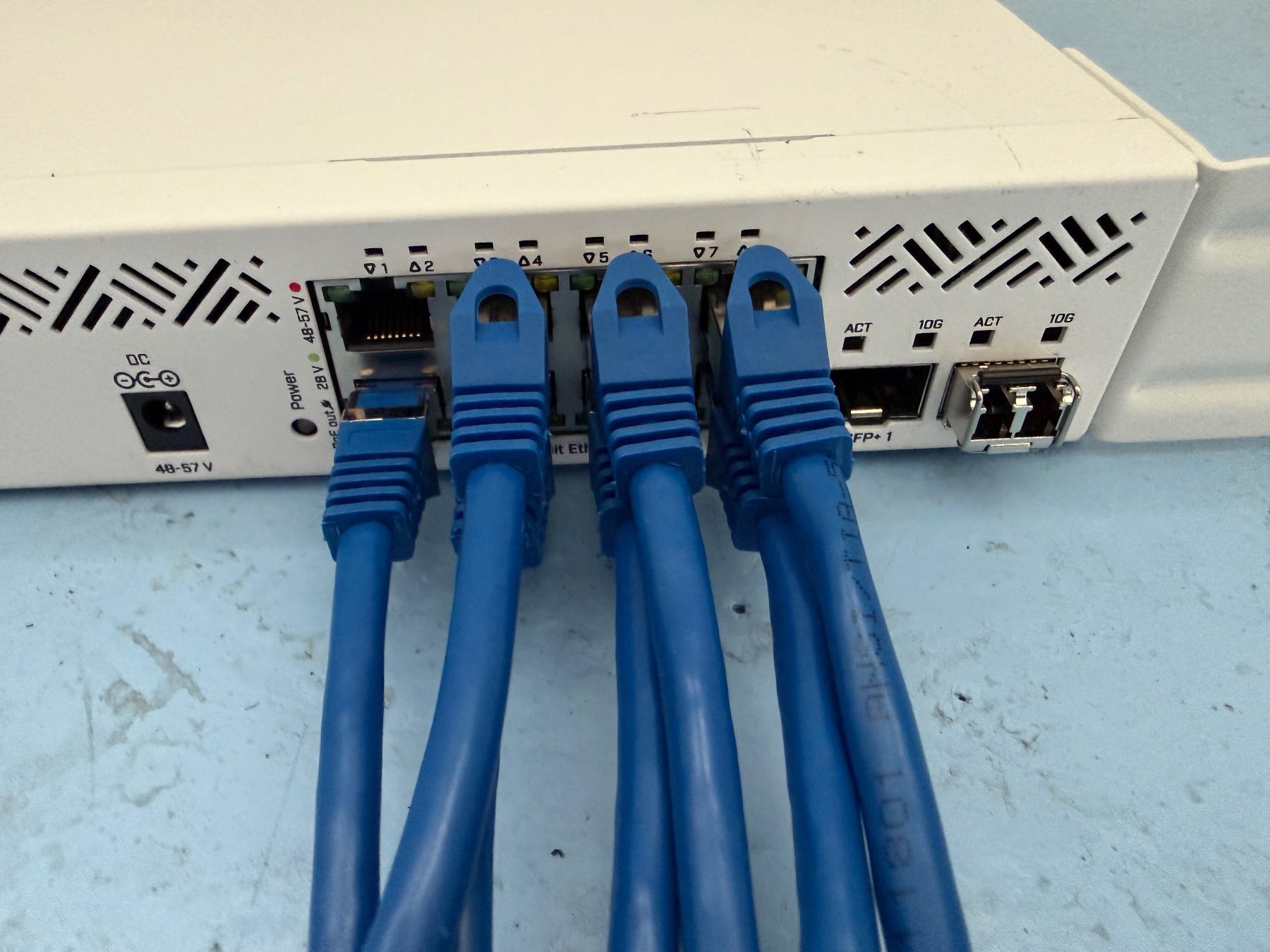 Hub & Switch: MikroTik CSS610-8P-2S+IN – Usato da Zürich venduto da mar_hs6l 1