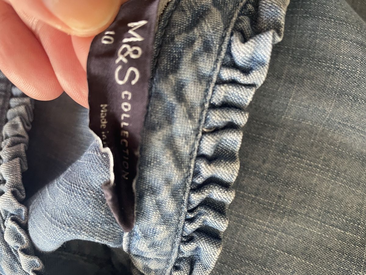 Camicette: M&S Bluse Jeanshemd hellblau Rüschen Gr. S/M – Usato da Oberwil BL venduto da another-day-of-sun 5