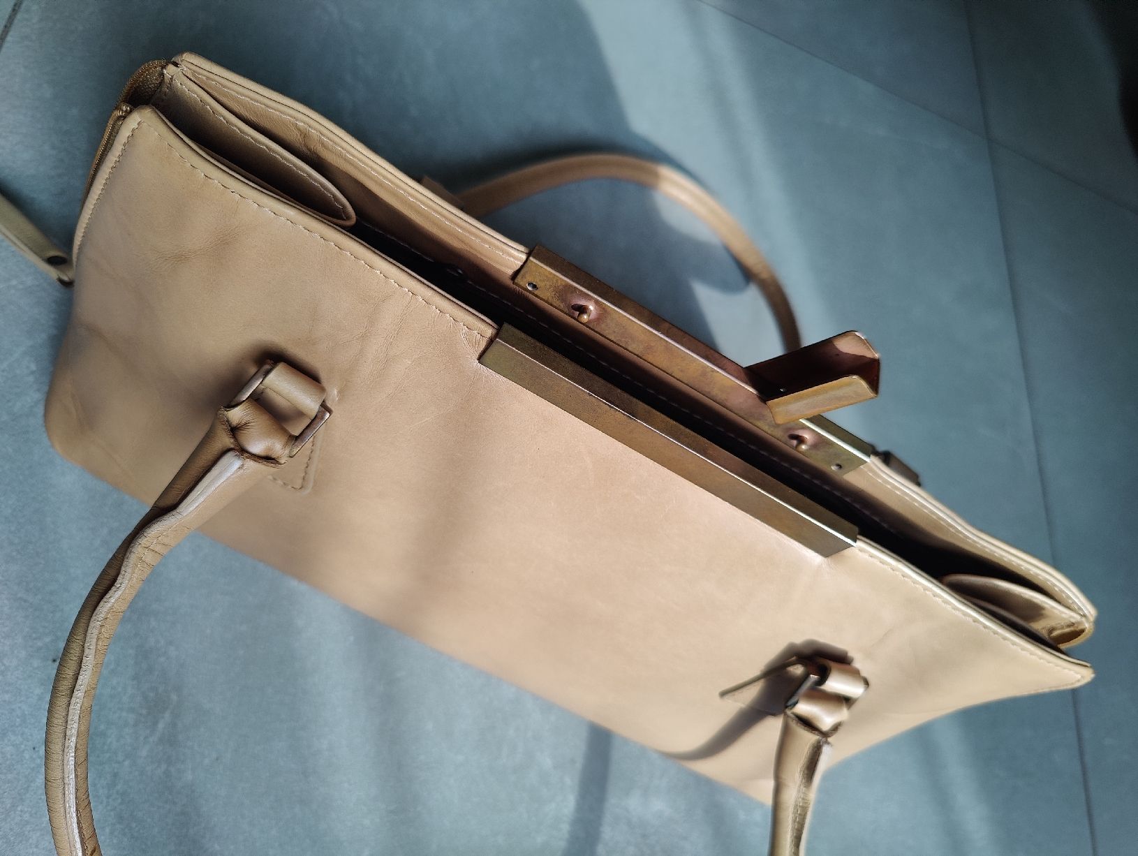 Taschen für Damen: Vintage Tan Leather Structured Shoulder Bag – Gebraucht aus La Tour-de-Peilz von dAutrefois 3