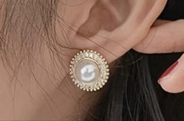 Jolies boucles d’oreilles perles/brillants 1,8 cm X 1,8 cm