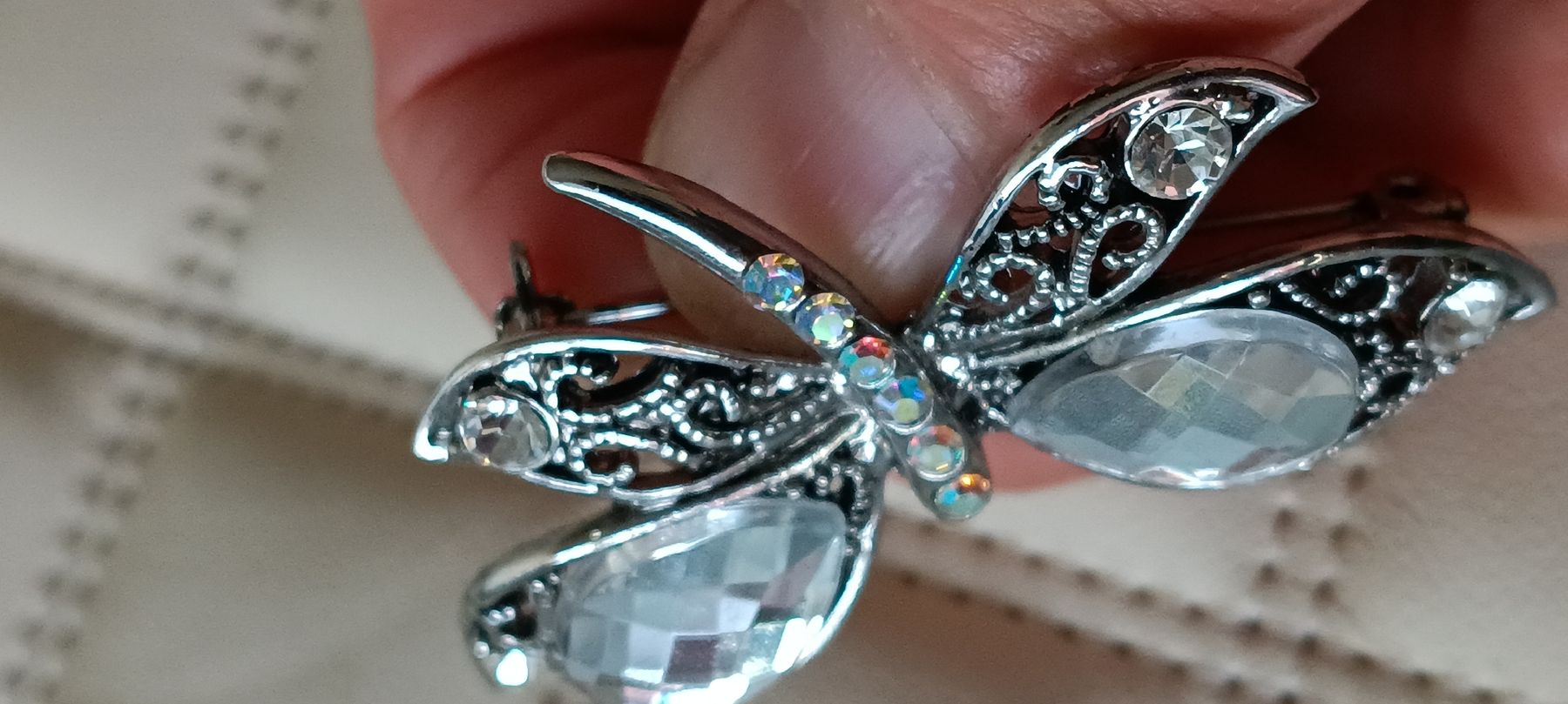 Spille & Fermagli: Pretty Dragonfly Brooch, Silver-tone & Sparkling Gems – Nuovo (secondo la descrizione) da Zürich venduto da cat_9cvz 1