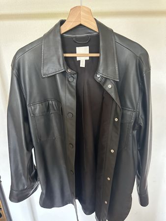 Hemdjacke H&M Kunstleder schwarz Grösse S guter Zustand