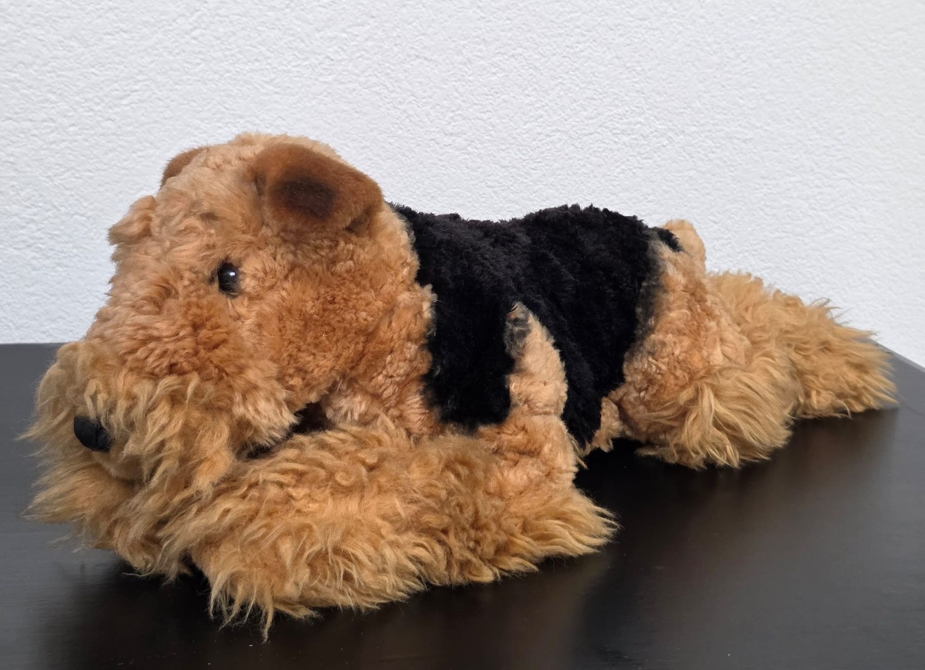 Giocattoli: Plüschtier Airedale Terrier liegend – Usato da Rheinsulz venduto da Dred