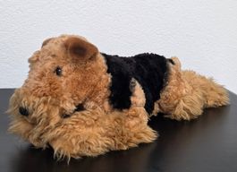 Plüschtier Airedale Terrier liegend