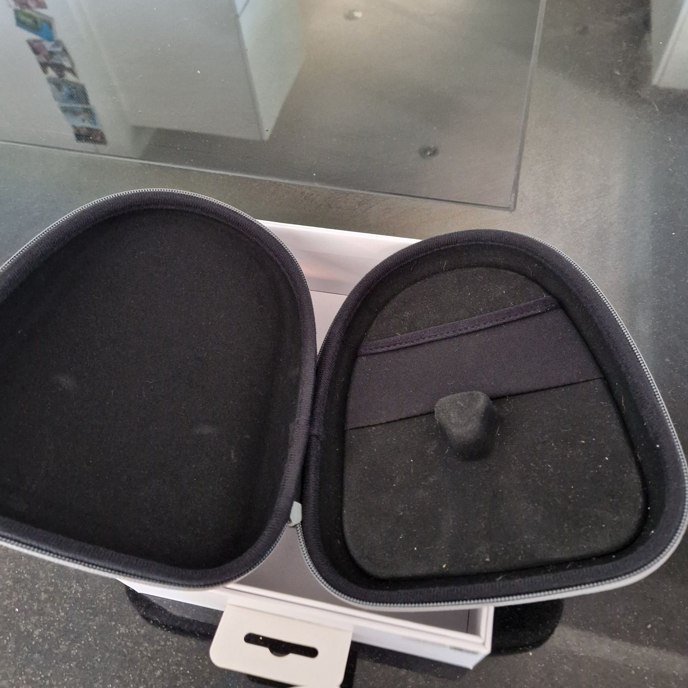 Bowers & Wilkins Casques audio: Bowers & Wilkins Kopfhörertasche Grau – D'occasion à Gränichen par sunchi07 2
