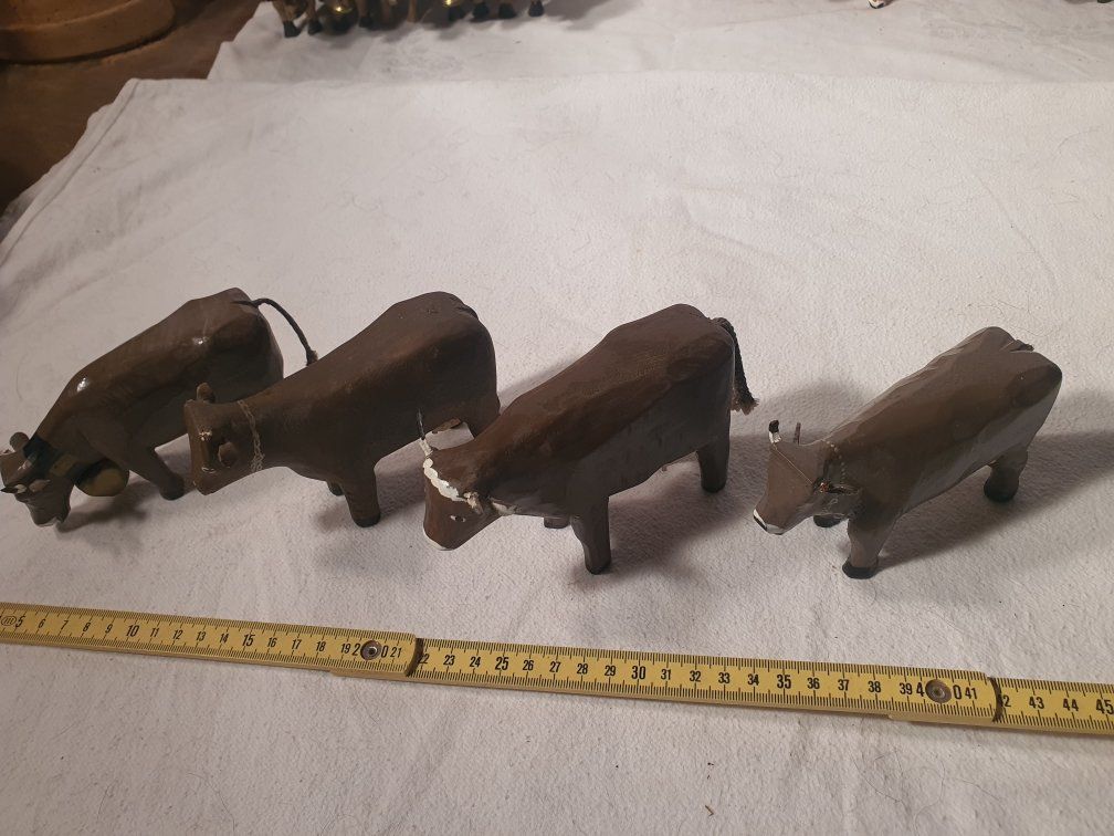Figurines: 4 geschnitzte Holzkühe – D'occasion à Häggenschwil par hae_dgp2