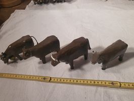4 geschnitzte Holzkühe