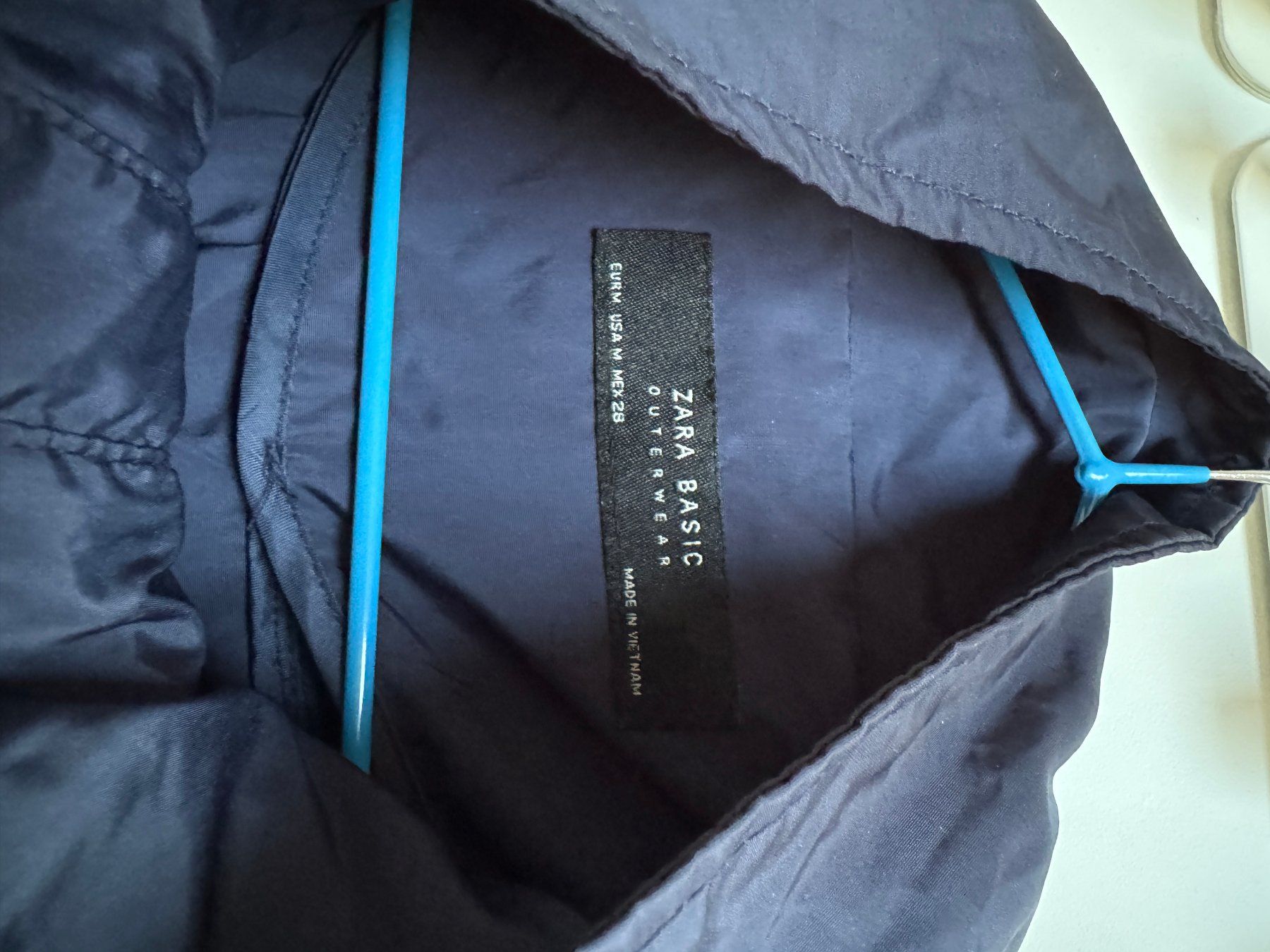 Zara Giacche: Regenjacke Zara Dunkelblau mit Goldhardware – Usato da Aesch BL venduto da comven 1