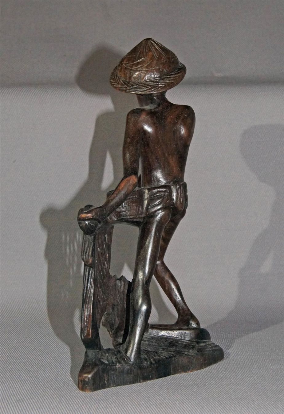 Skulpturen & Statuen: Fischer mit Netz - sehr feine Schnitzerei – Gebraucht aus Geroldswil von ARTEFACTO 5