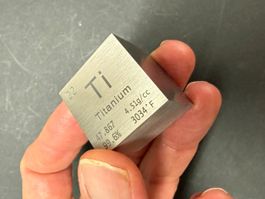 Titan Elementwürfel mit Gravur 1 Zoll (2.54 cm), 75 g