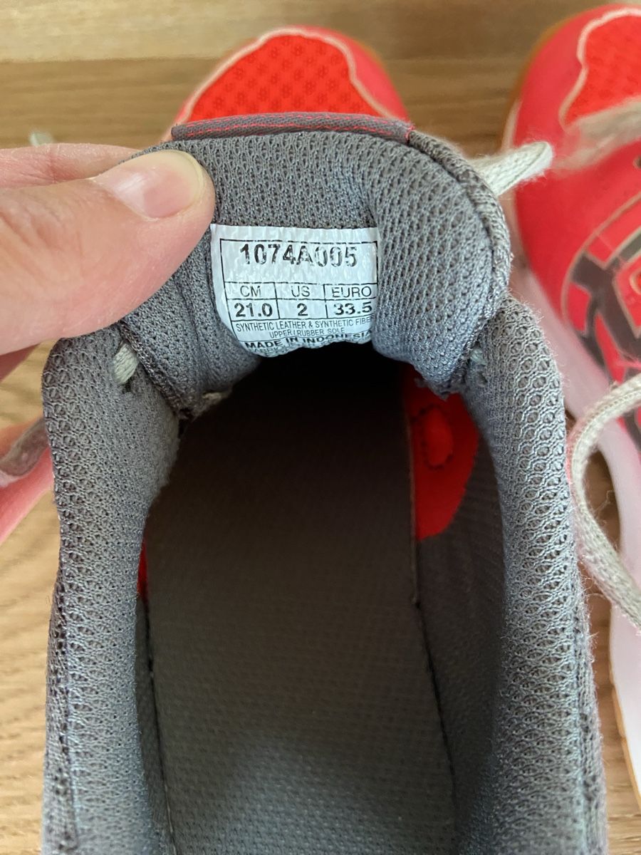 Asics Scarpe per ragazzi: Schuhe asics Gr. 33.5 – Usato da Lützelflüh-Goldb venduto da N.H. 5