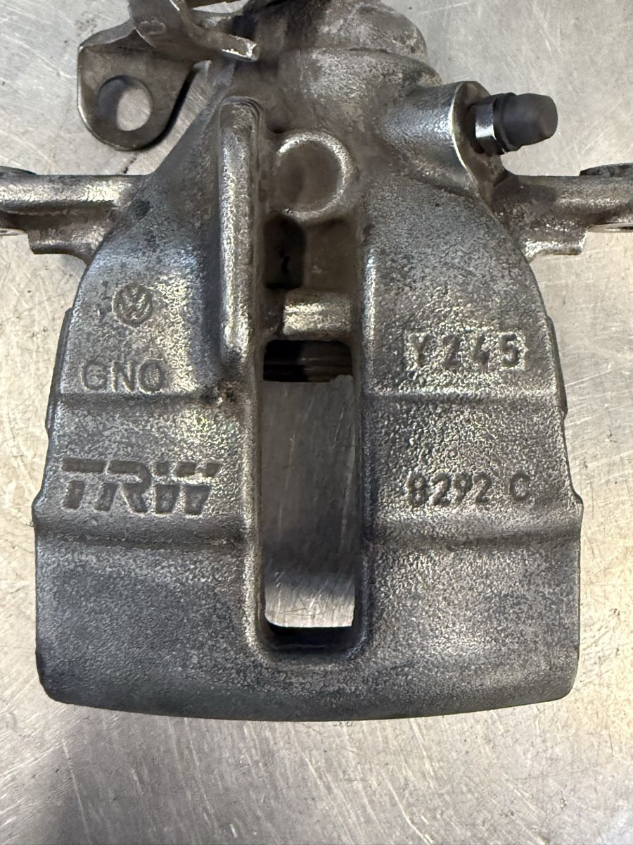 VW Tutti pezzi di ricambio auto: VW Original Bremssattel T5, T6 etc – Usato da Oberhofen Thun'see venduto da jdumont754