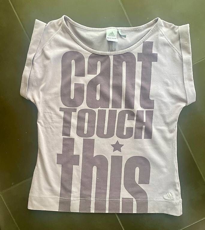 Adidas T-shirts: Cooles Sportshirt von adidas Grösse 40 – D'occasion à Fehraltorf par Marlene4