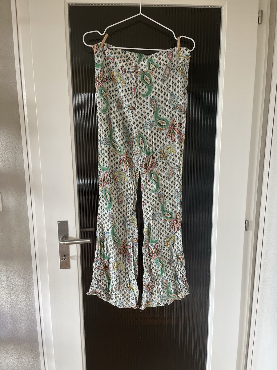 Zara Hosen: Pantalon flare à motifs – Gebraucht aus Fribourg von ine_y5jc