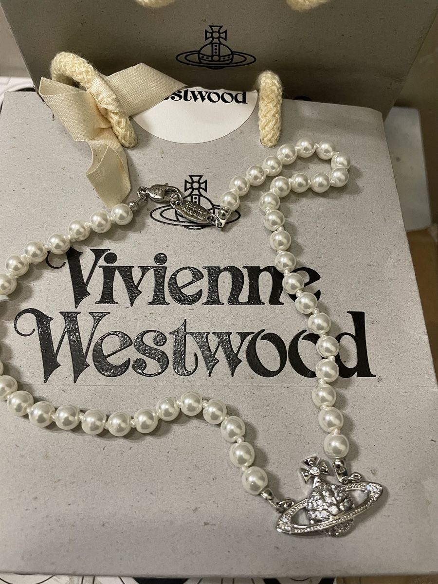 Colliers: Vivienne Westwood pearl  – Neuf avec emballage d'origine à Balerna par jay_9qzs