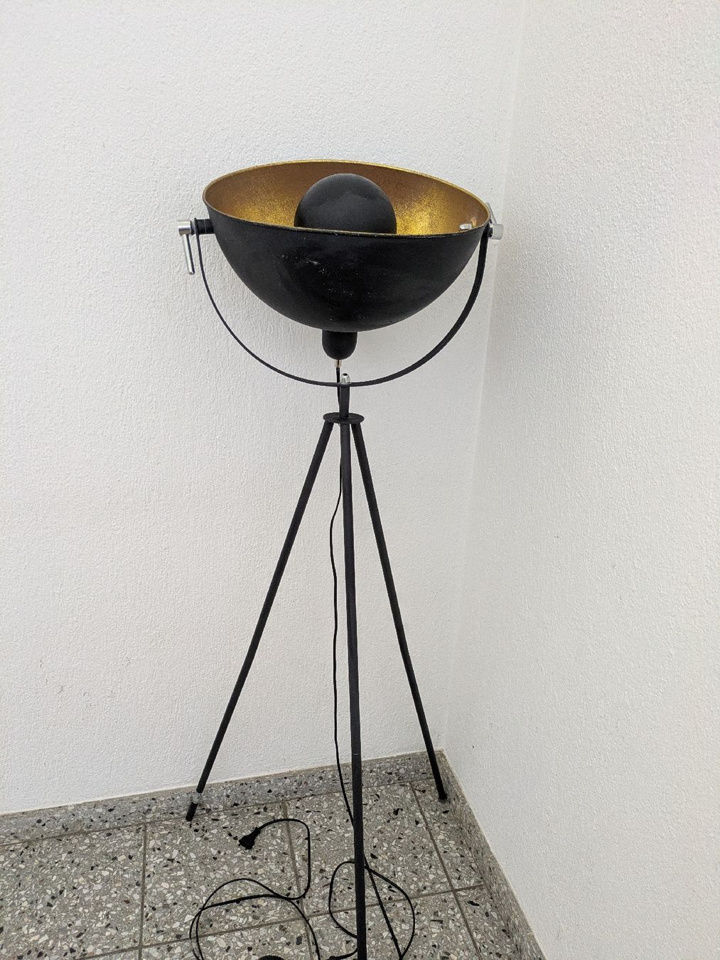 Pfister Lampen: Tripod Floor Lamp Black Gold Used – Gebraucht aus Uitikon Waldegg von reb_b5wb