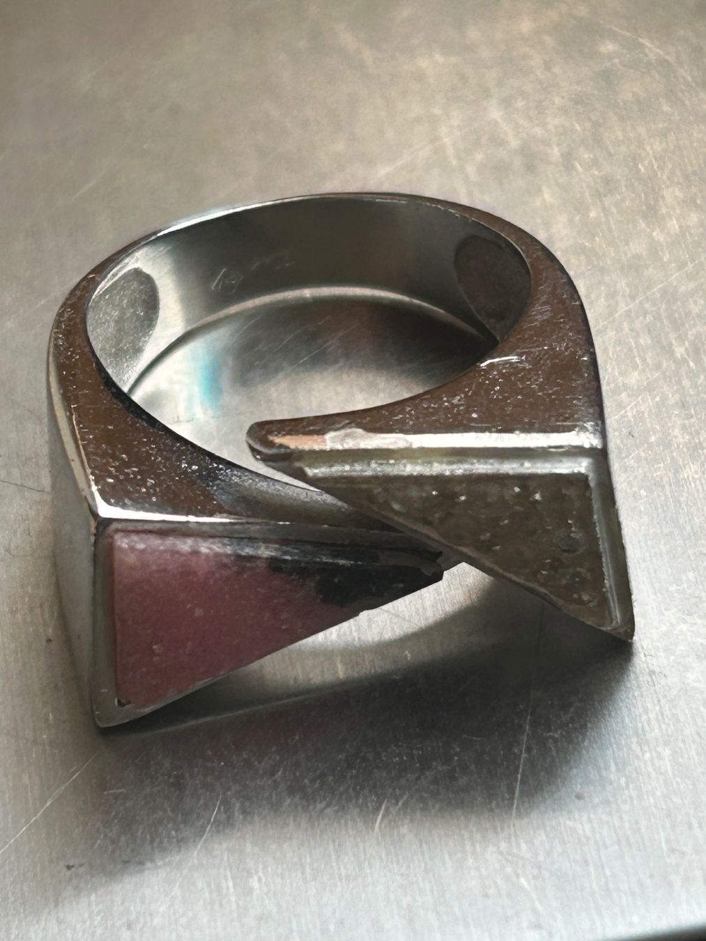 Anelli: Trendiger Dreiecks-Ring, Silber-Look, Grösse 53 – Usato da Dittingen venduto da Bellevista 4