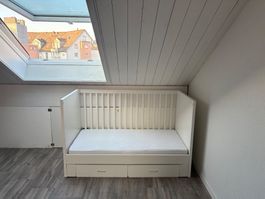 Kinderbett/Babybett weiss mit Matratze und Schubladen