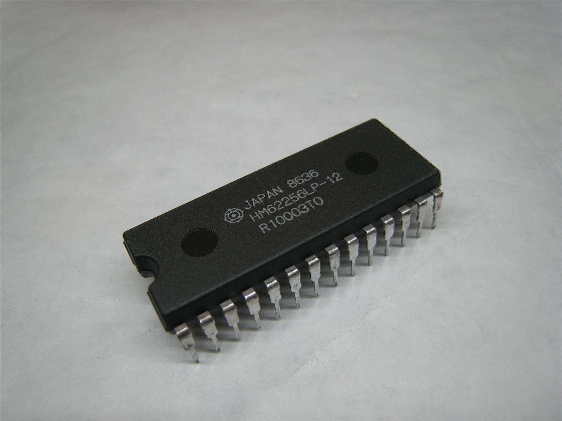 Elektronikbauteile: *****  CMOS Static RAM HM62256    ***** – Neu und originalverpackt aus Villaz-St-Pierre von Ubid 2