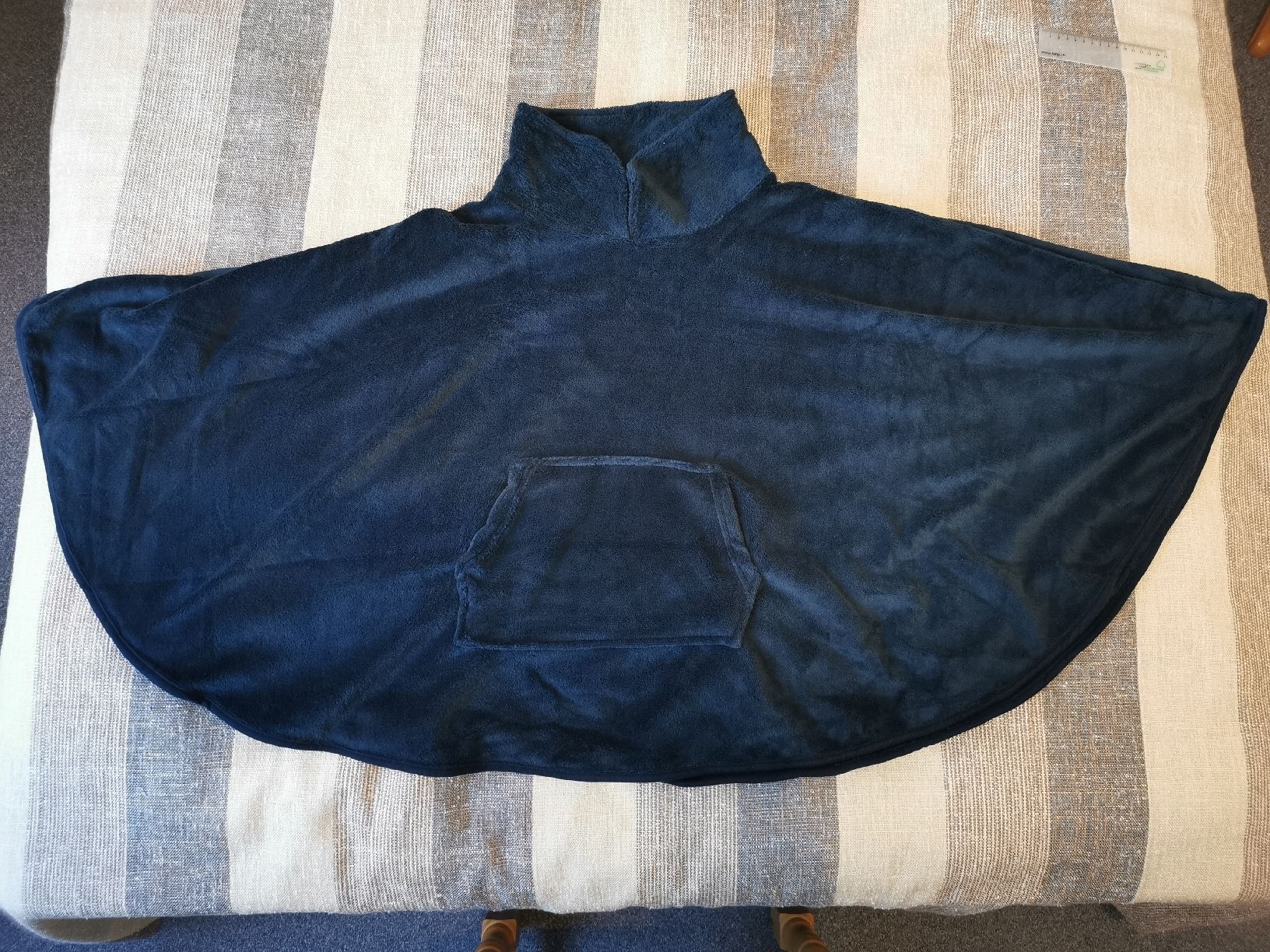 Maglioni & Felpe: Dunkelblauer Faserpelz-Poncho – Nuovo e nell'imballaggio originale da Ostermundigen venduto da AlwaysHaveFun90 1