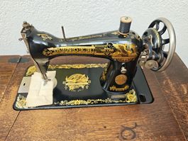 Antike Singer Nähmaschine mit originalem Holzschrank 1A