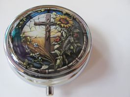 Pillendose mit Kreuz Motiv- Praktisch!