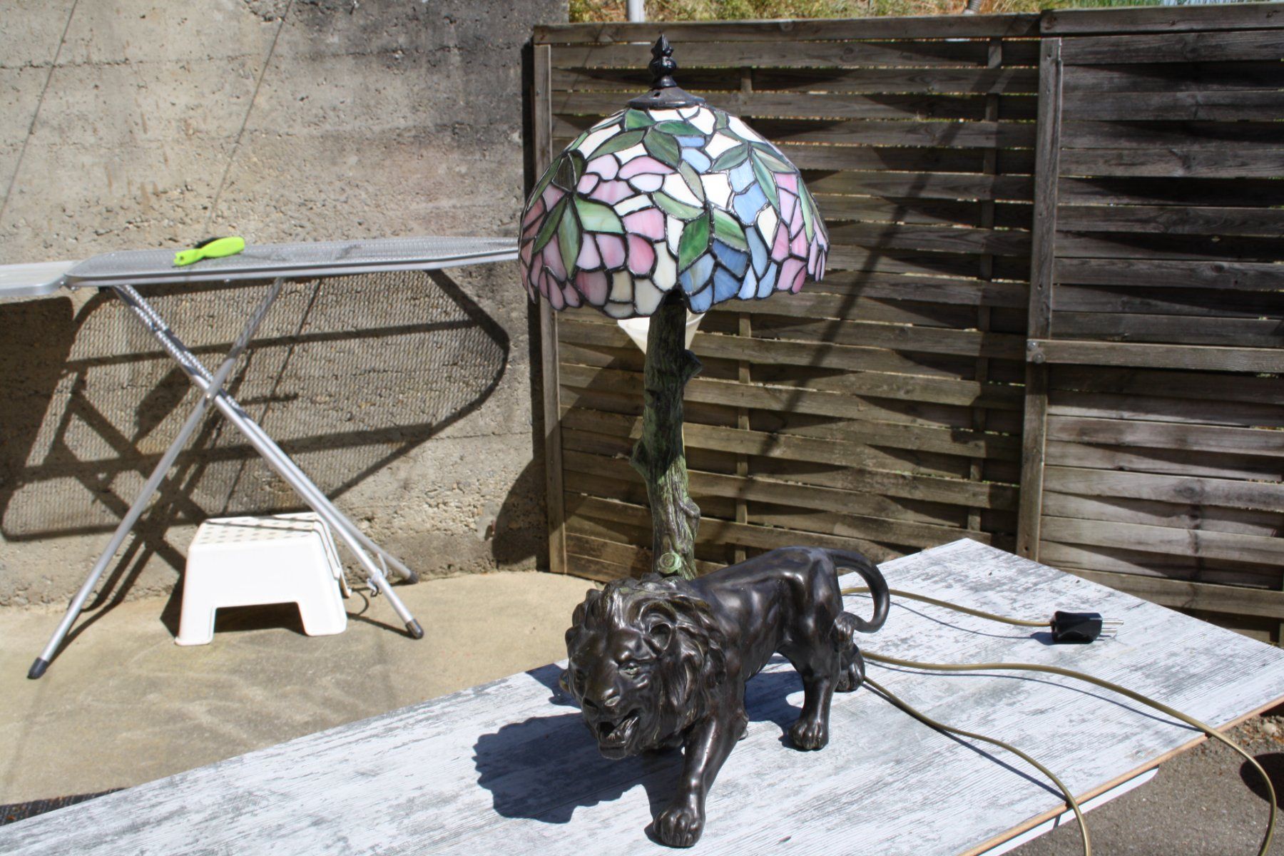 Lampen: LAMPE MIT LÖWENFIGUR TIFFANY STIL VINTAGE – Gebraucht aus Wauwil von Pneuedy 4