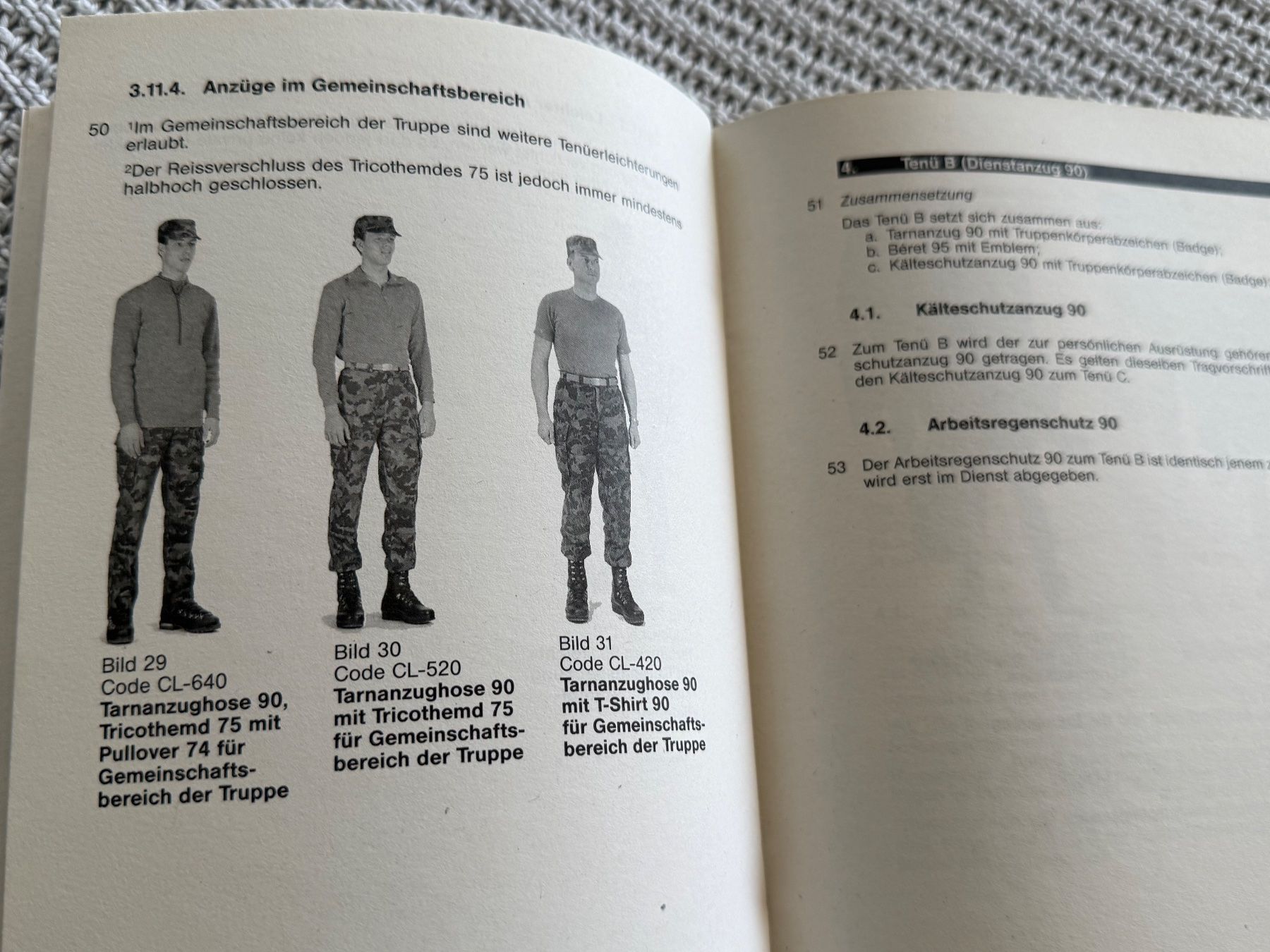 Bücher: Reglement: Kampfbekleidung 90 - Schweizer Armee – Gebraucht aus Brütten von Hst1 8