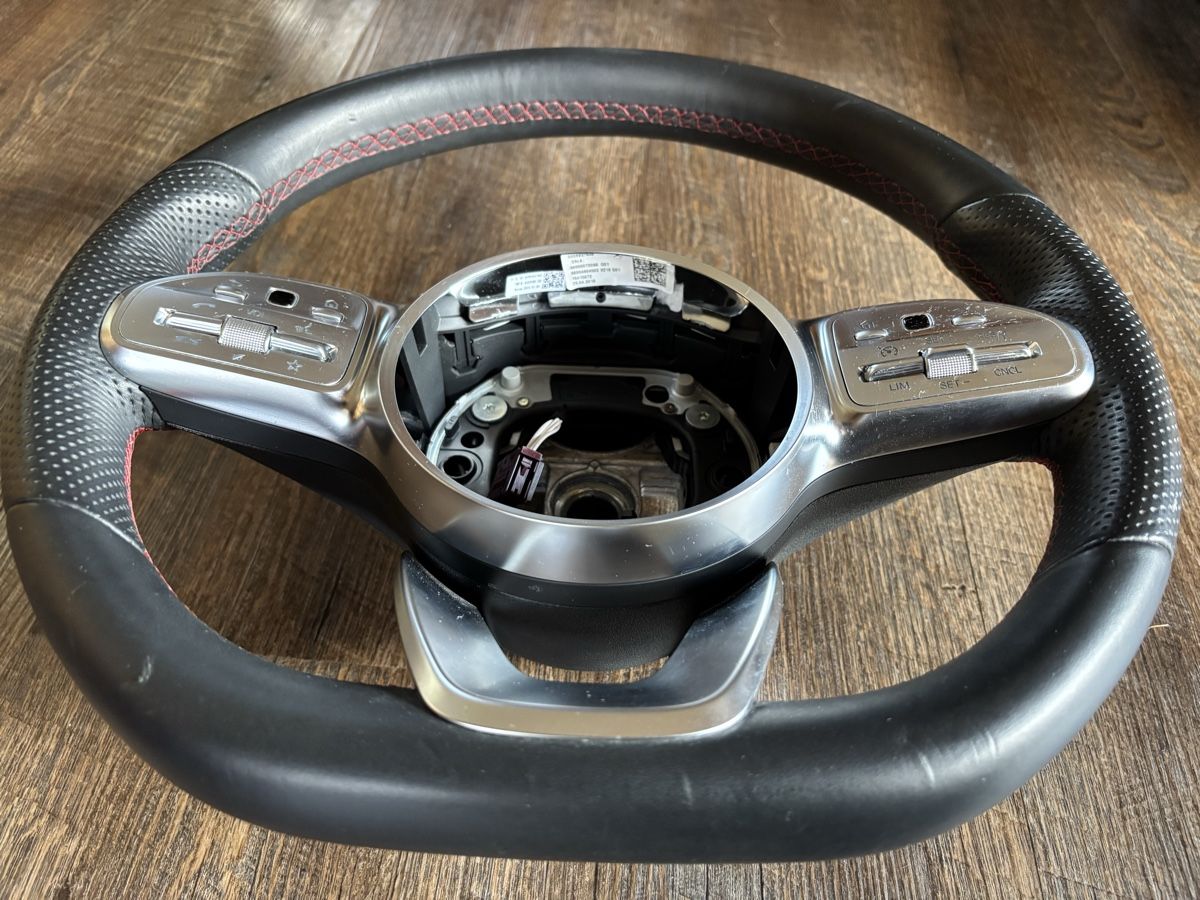 Mercedes-Benz Tutti pezzi di ricambio auto: Volant Mercedes AMG Line – Usato da Mézières VD venduto da P-M-C 6