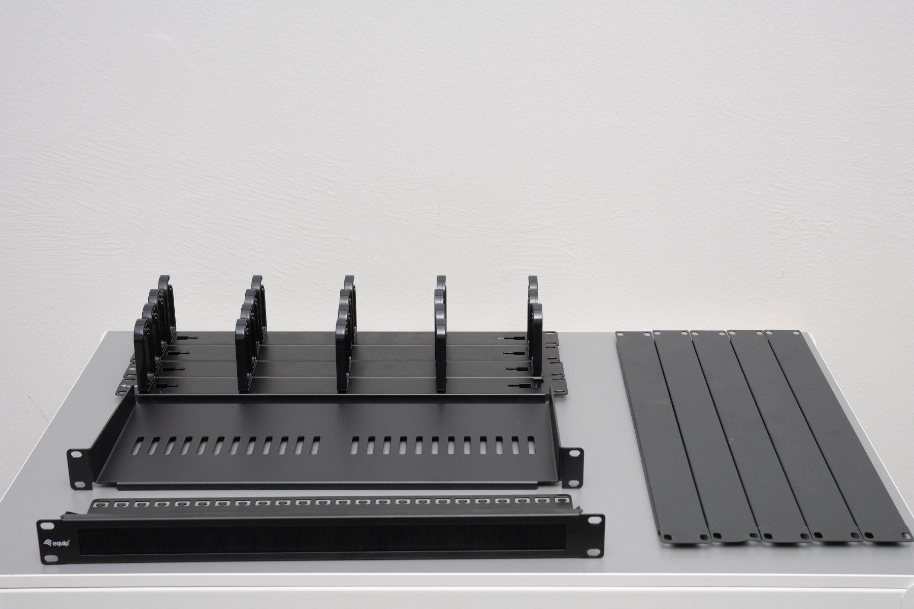 Racks & Cavalletti: Diverses 19" Rack Zubehör – Usato da Dietlikon venduto da phi_j5l6 1