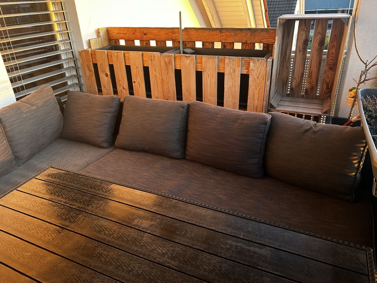 Divani: Tolle Rattan Lounge Set mit Tisch – Usato da Gossau SG venduto da deb_kp7p 5