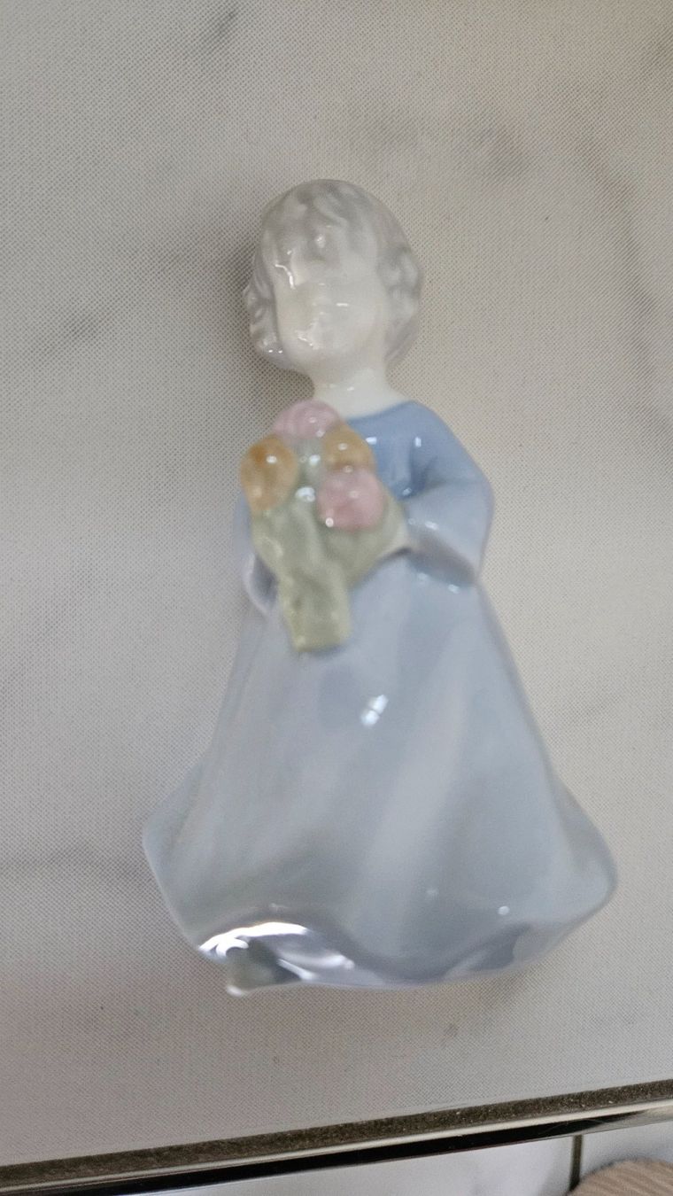 Figuren: Porzellanfigur Mädchen mit Blumenstrauss – Gebraucht aus Meggen von G7957c24 2