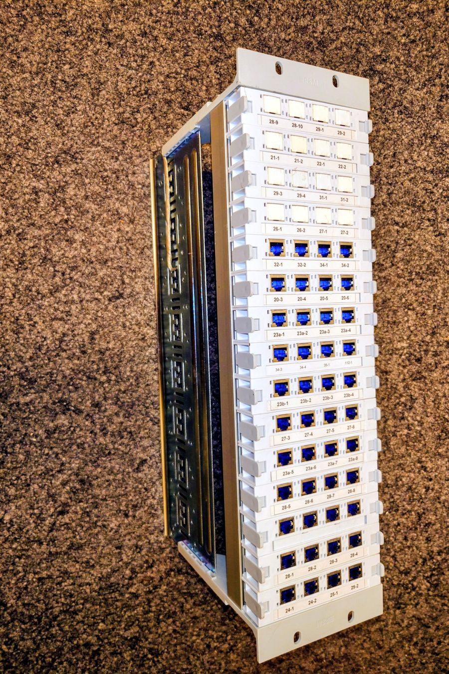 Racks & Ständer: Reichle & De-Massari Global Patchpanel 19". 60 x Kat. 6 RJ45 – Gebraucht aus Zürich von Rst7